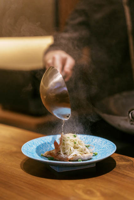 モダンな木と土壁の内装