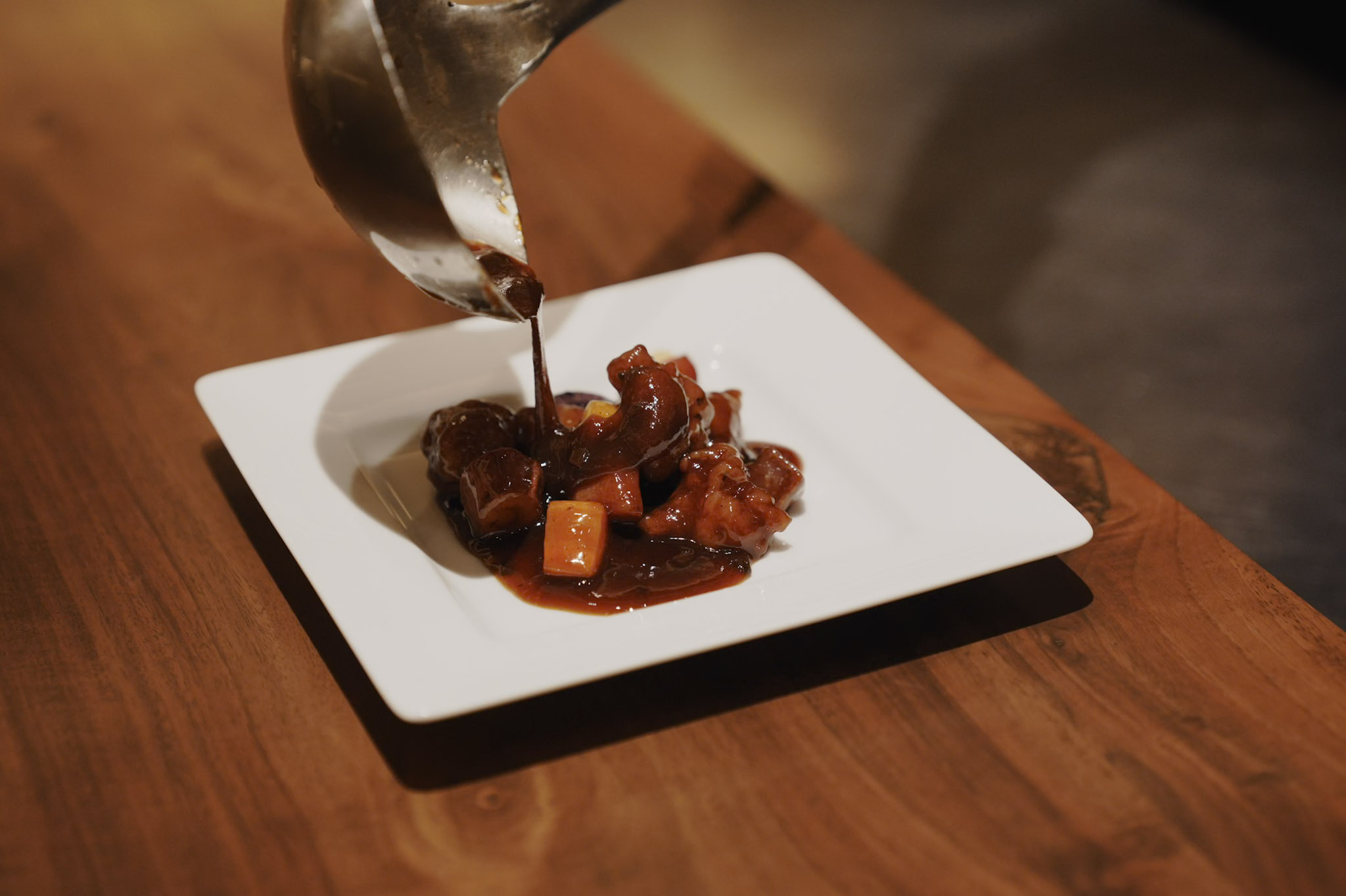 円形カウンターとテーブル席